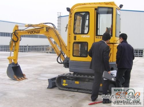 榆林市府谷縣集中整治工程機械無(wú)牌、無(wú)證、無(wú)保，全面落實(shí)工程機械安全生產(chǎn)主體責任