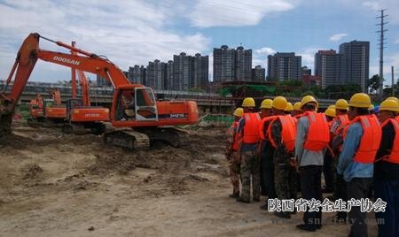 陳倉區區長(cháng)王萬(wàn)慶帶隊督查安全生產(chǎn)工作，特別強調工程機械人員要持證上崗